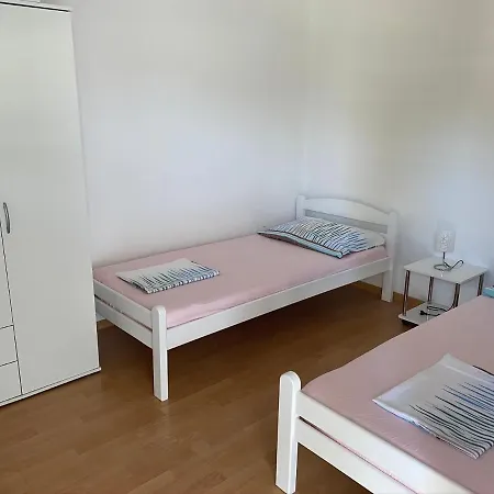 شقة Ban Galižana